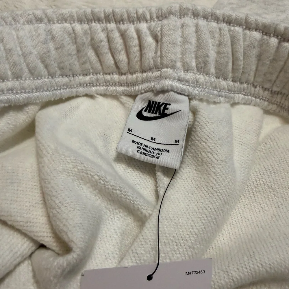 NWT Nike Women’s Sportswear Club Fleece Mid-Rise Oversized Sweatpants - Picture 7 of 8